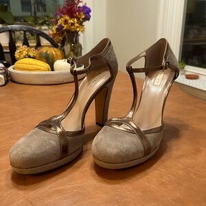 NEW TAHARI Suede T-Strap Platform Pump. Taupe with copper straps. Size 8.5.